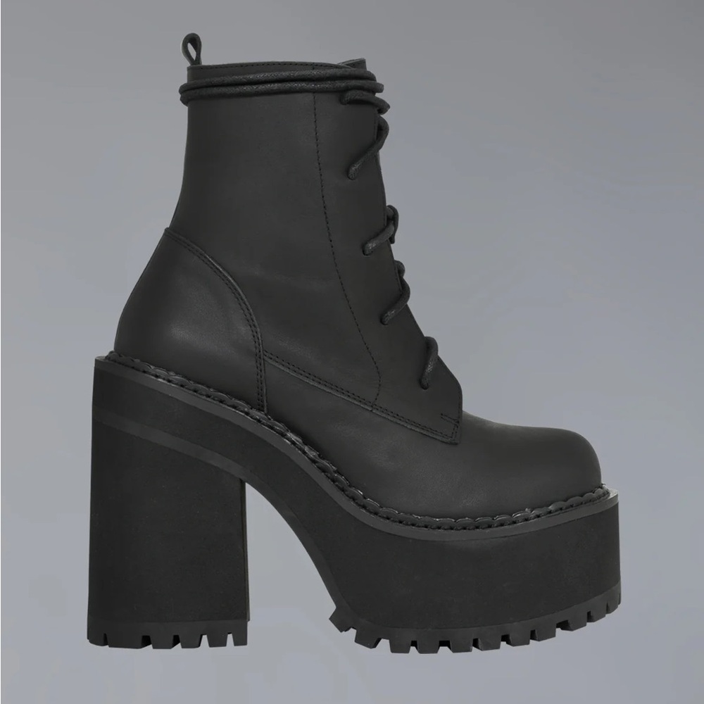 UNIF Choke boots size 7